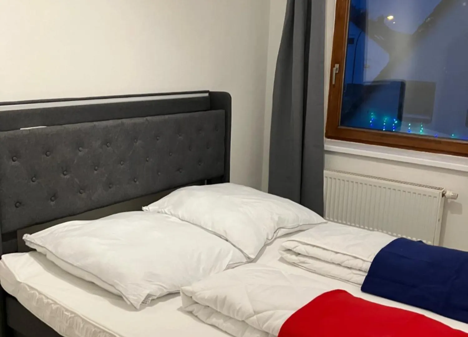 Helle 4 Zimmer, Kueche, Bad, Wlan, 24-7, Parkplatz, 4-10 Personen contacts