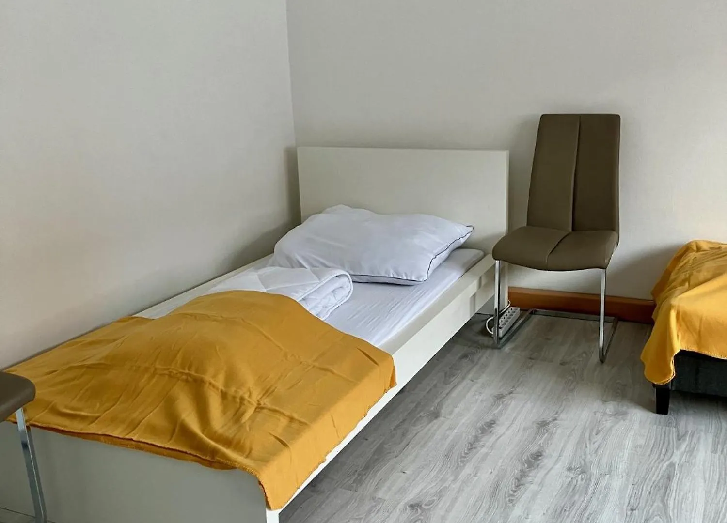 Helle 4 Zimmer, Kueche, Bad, Wlan, 24-7, Parkplatz, 4-10 Personen Landshut Germany