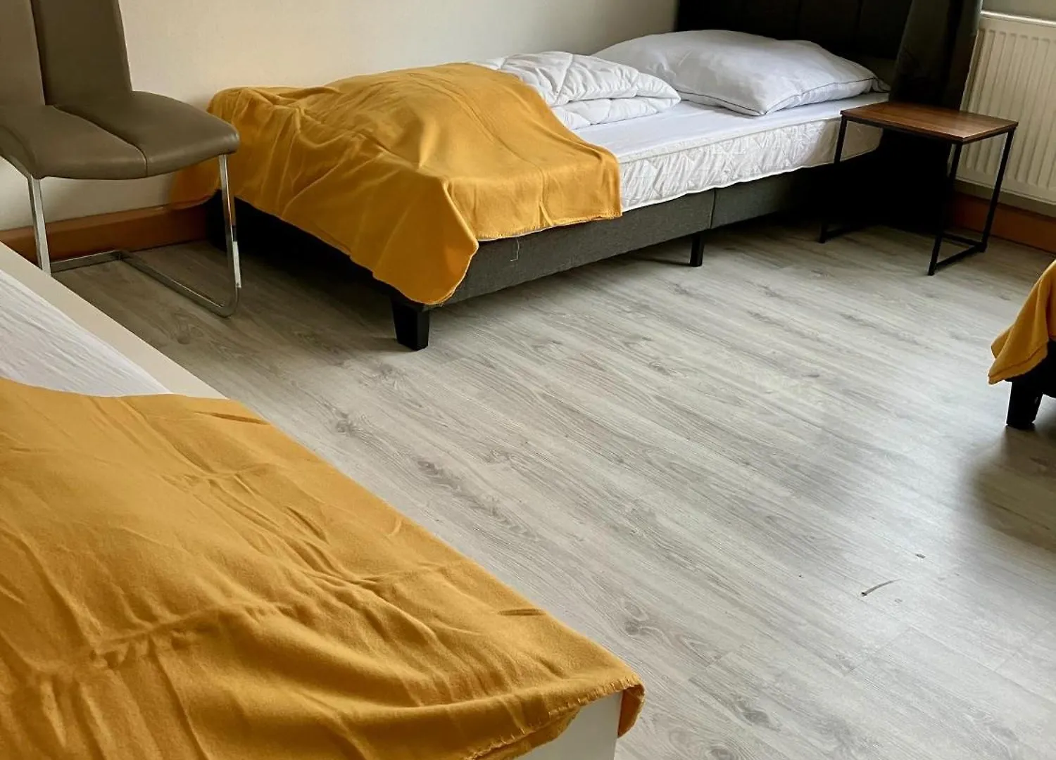 Helle 4 Zimmer, Kueche, Bad, Wlan, 24-7, Parkplatz, 4-10 Personen Landshut